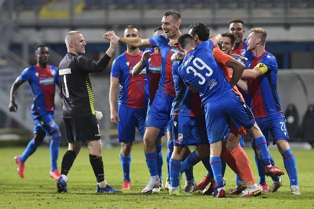 Brankář The New Saints Paul Harrison blahopřeje k postupu Tomáši Chorému z Plzně i dalším fotbalistům Viktorie.