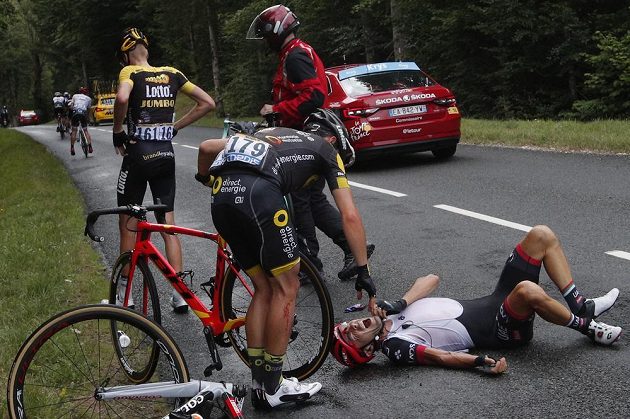 Zraněný Ital Manuele Mori leží na silnici po kolizi s Robertem Gesinkem (vlevo) z Nizozemska v nedělní 9. etapě Tour de France.