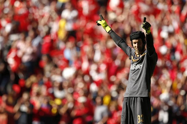 Petr Čech se raduje. Pomohl Arsenalu k výhře nad Chelsea a zisku Community Shield.