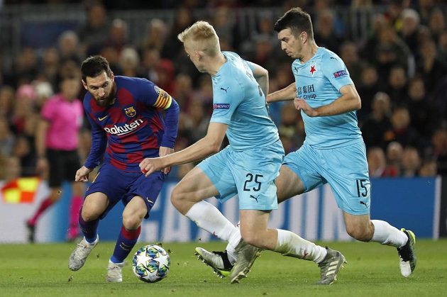 Driblér Lionel Messi v souboji se slávisty Michalem Frydrychem a Ondřejem Kúdelou.