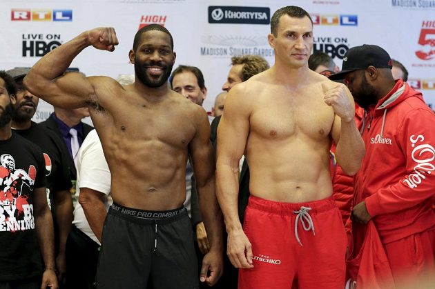 Vyzyvatel Bryant Jennings (vlevo) a obhájce mistrovských titulů Vladimir Kličko.
