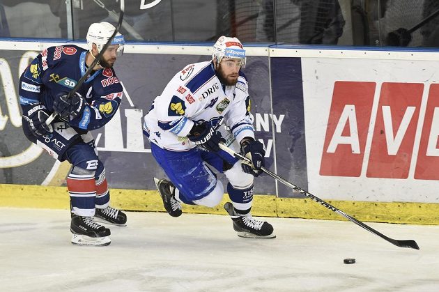 Kapitán Chomutova Michal Vondrka (vlevo) a Peter Trška z Brna ve čtvrtém utkání předkola play off extraligy.