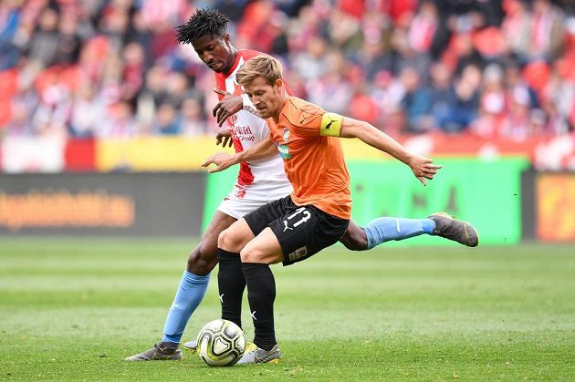 Patrik Hrošovský z Viktorie Plzeň a Peter Olayinka ze Slavie Praha během utkání nadstavby Fortuna ligy ve skupině o titul.