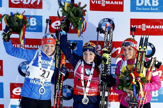 Nejlepší ze závodu na 15 km v Ruhpoldingu: vítězná Italka Dorothea Wiererová (uprostřed), druhá Finka Kaisa Mäkäräinenová (vlevo) a třetí Gabriela Soukalová.