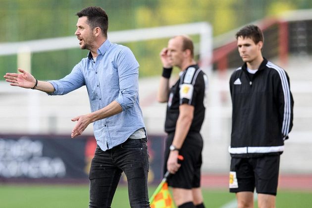 Liberecký trenér David Holoubek během utkání 24. kola HET ligy, FK Dukla Praha - FC Slovan Liberec.