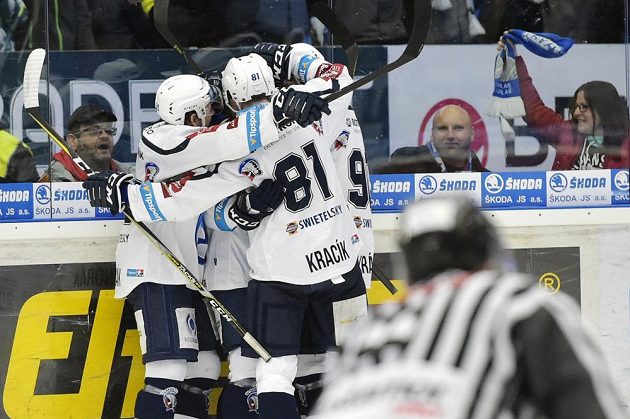 Hokejisté Plzně se radují z druhého gólu.