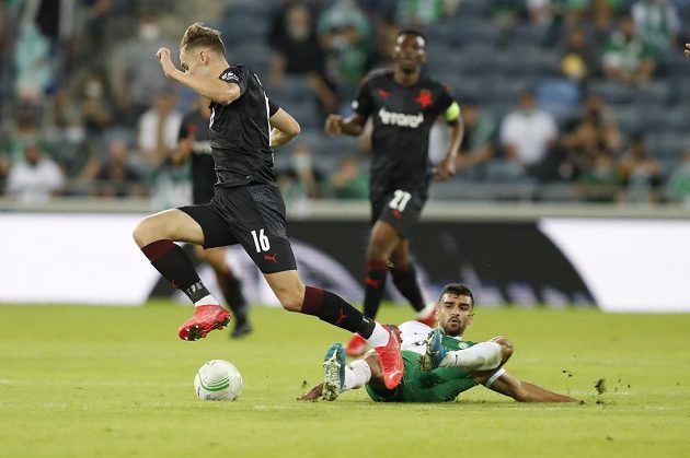 Slavist Jan Kuchta escapes Mahmoud Jaber from Maccabi in a Conference League match.