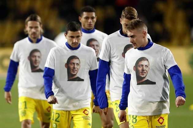 Fotbalisté Nantes vzdali hold svému bývalému spoluhráči Emilianu Salovi, který zmizel při letu do nového působiště v Cardiffu, oblékli si ve středu trička s jeho podobiznou.