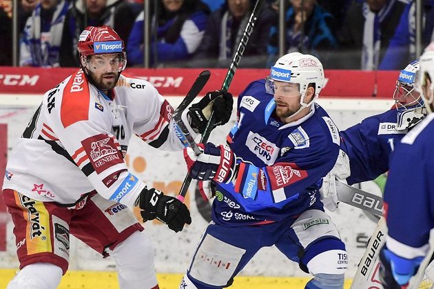Zleva Radek Smoleňák z Hradce Králové, brněnský Michal Gulaši a jeho spoluhráč brankář Marek Čiliak v akci během čtvrtfinále play off.