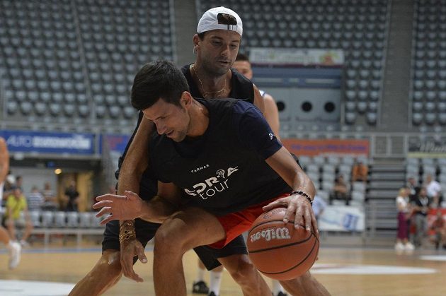 V rámci Adria Tour si tenisté zahráli i basketbal. Grigor Dimitrov (vzadu) bojuje s Novakem Djokovičem.