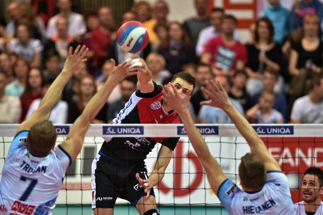 Budějovický veljbalista Petr Michálek (uprostřed) útočí v šestém finále extraligy. Bránit se snaží (zleva zády) Štěpán Trojan a Matti Hietanen z Kladna. Jihočeši vyhráli šestý zápas finále play off extraligy a slaví titul.