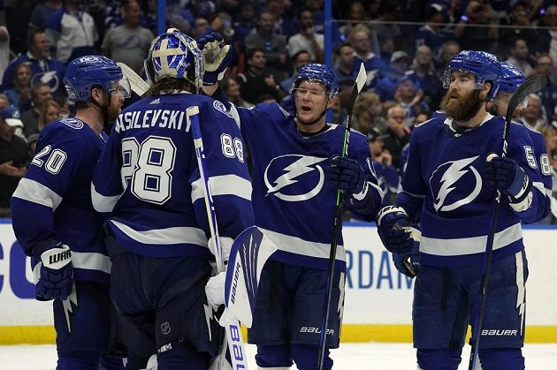 Radost v podání hokejistů Tampy Bay Lightning po výhře nad Islanders v semifinále play off NHL.
