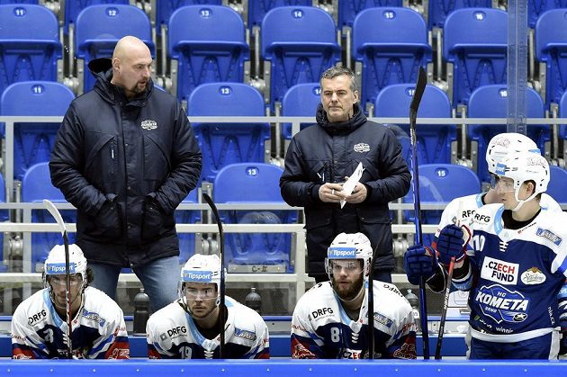 Zleva trenér Brna Libor Zábranský a asistent trenéra Brna Radek Bělohlav. Dole hráči Brna (zleva) Karel Plášek, Silvester Kusko, Tomáš Vincour a Dávid Bondra.