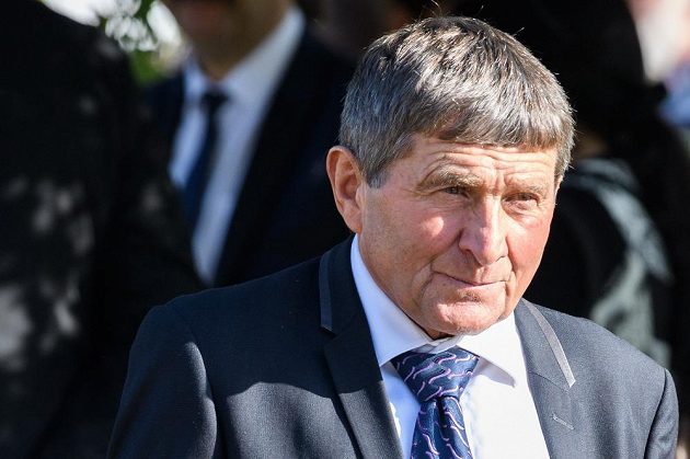 Trenér Josef Váňa starší v roli trenéra během dostihového závodu 129. Velká pardubická.