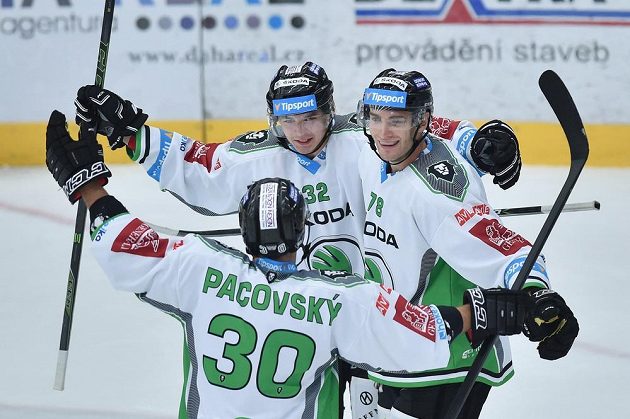 Autor třetího gólu Jakub Orsava (vlevo), Lukáš Žejdl (vpravo) a Dominik Pacovský (zády) z Boleslavi se radují.