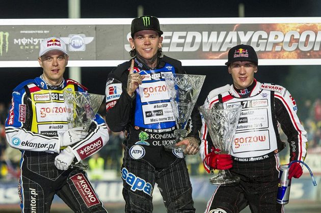 Zleva Jaroslav Hampel z Polska, vítězný Tai Woffinden z Velké Británie a Maciej Janowski z Polska na stupních vítězů po GP v Praze na Markétě.