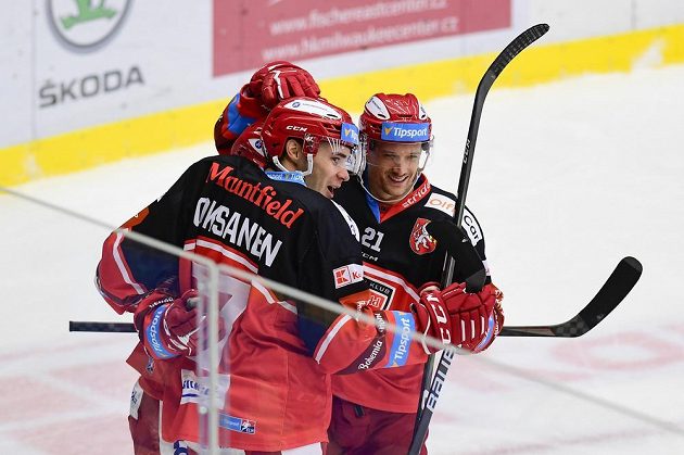 Ahti Oksanen a Christophe Lalancette z Hradce Králové se radují z gólu proti Třinci.