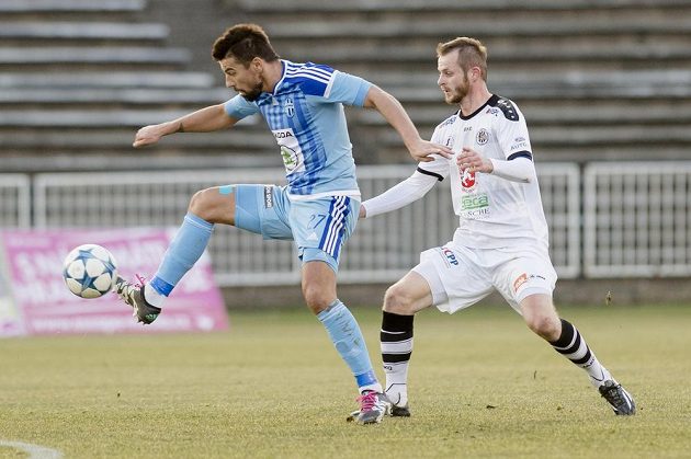 Martin Nosek z Hradce Králové (vpravo) brání mladoboleslavského útočníka Milana Baroše.