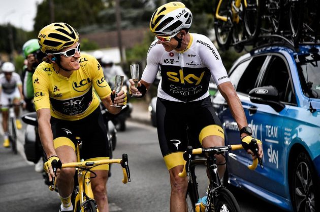 Předávání žezla... Brit Geraint Thomas ve žlutém dresu lídra si přiťukává šampaňským s dalším Britem Christopherem Froomem.