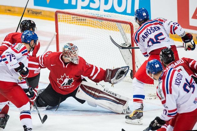 Kanadský brankář Calvin Pickard likviduje dorážku českého útočníka Richarda Jarůška během přípravného utkání v O2 areně.