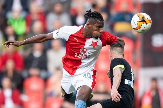 Obránce Slavie Praha Simon Deli a liberecký obránce Matěj Hybš během utkání 26. kola Fortuna ligy.