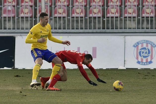 Zleva Roman Potočný ze Zlína a Jan Sedlák z Brna během utkání 19. kola Fortuna:Ligy.