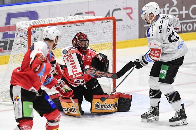Zleva Ondřej Vála z Pardubic, brankář Dominik Frodl z Pardubic a Martin Kohout z Karlových Varů.