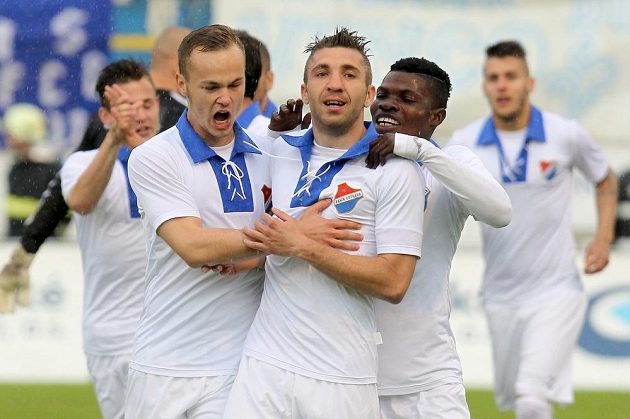 Autor první branky proti Dukle Davor Kukec z Baníku se raduje, gratulují mu spoluhráči Tomáš Vengřínek (vlevo) a Francis Narh (vpravo).