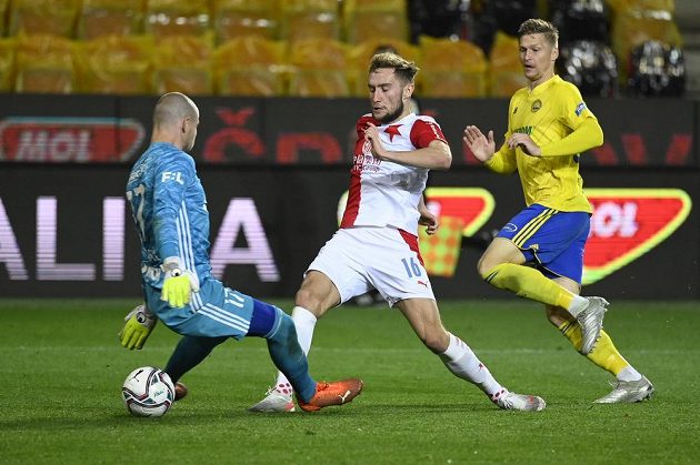 Druhý gól Slavie, zleva brankář Zlína Stanislav Dostál, autor gólu Jan Kuchta a Václav Procházka ze Zlína.