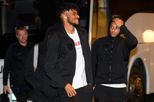 Obránce Anglie Tyrone Mings (uprostřed) a TrentAlexander-Arnold po příjezdu do hotelu Internacionál