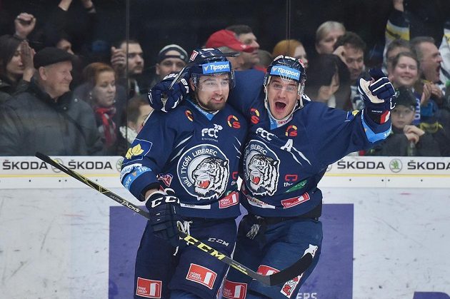 Liberecký útočník Lukáš Krenželok (vlevo) a Branko Radivojevič slaví gól v Mladé Boleslavi.