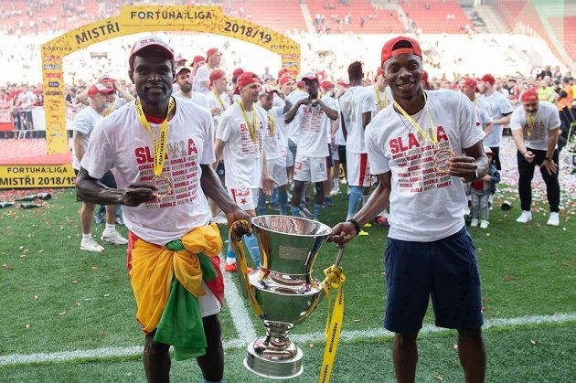 Fotbalisté Slavie Praha Michael Ngadeu a Ibrahim Traoré s trofejí pro vítěze ligy po utkání nadstavby Fortuna ligy ve skupině o titul, Slavia Praha - Sparta Praha, hrané 26. května 2019 v Sinobo Areně v Praze.