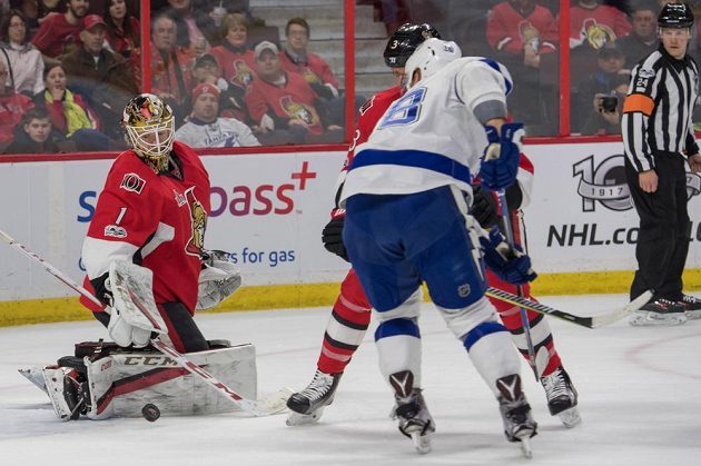 Český útočník Ondřej Palát z Tampy Bay zakončuje útočnou akci v utkání NHL s Ottawou Senators. Palát gól nedal, ale měl asistenci u vítězné trefy svého týmu.