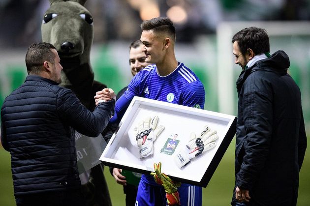 Brankář Bohemians Patrik Le Giang předává vydražené rukavice v rámci podpory nemocného slovenského chlapečka před duelem s Baníkem.