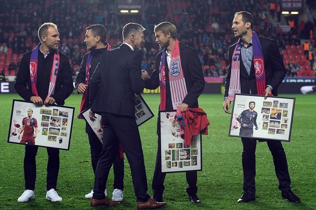 Před začátkem zápasu trenér národního týmu Jaroslav Šilhavý (uprostřed) poděkoval bývalým reprezentantům (zleva) Danielu Kolářovi, Davidu Lafatovi, Jaroslavu Plašilovi a Petru Čechovi.