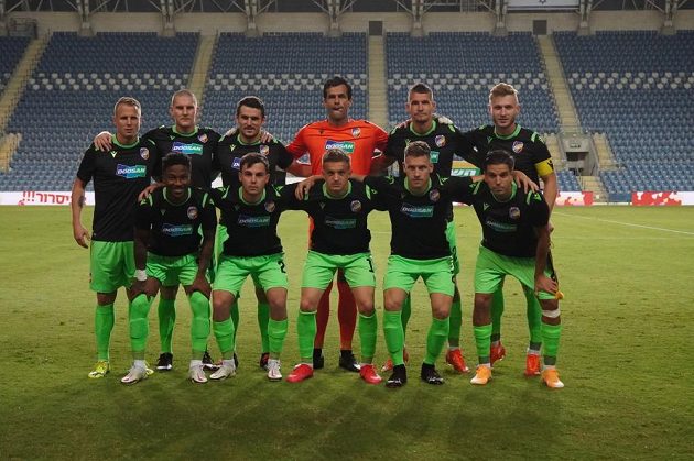 Fotbalisté Plzně před začátkem utkání