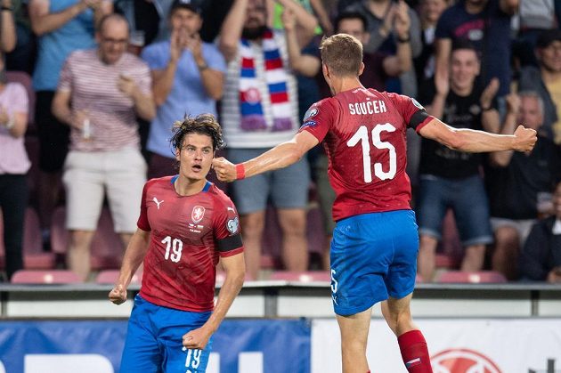 Český útočník Patrik Schick oslavuje gól na 1:1 s Tomášem Součkem (vpravo) během utkání kvalifikace ME 2020 proti Bulharsku.