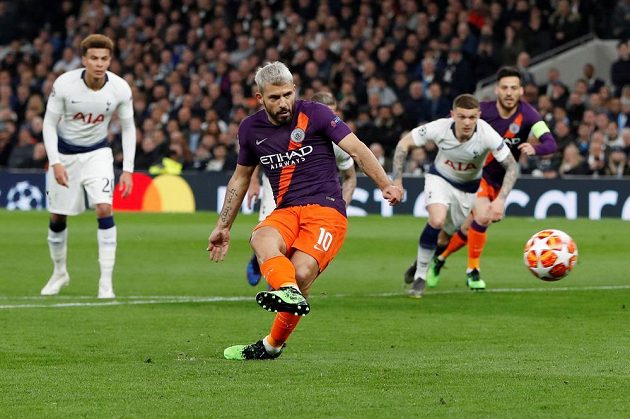 Sergio Agüero z Manchesteru City při penaltě v úvodním čtvrtfinále Ligy mistrů selhal.