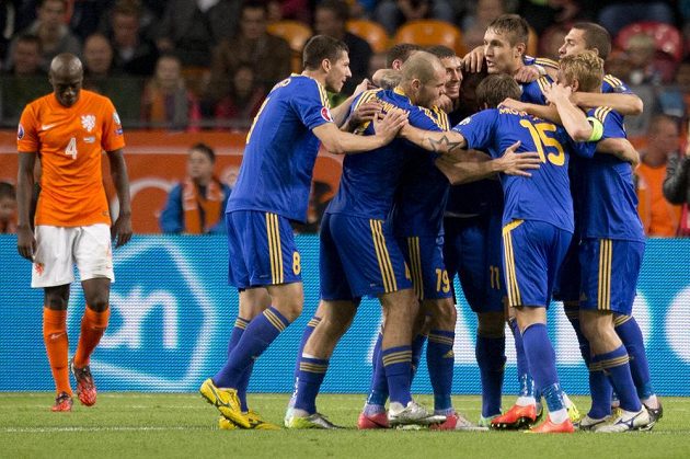 Fotbalisté Kazachstánu se radují z gólu obránce Abdulina během kvalifikačního utkání v Nizozemsku. Vlevo zklamaný bek Oranje Bruno Martins Indi.