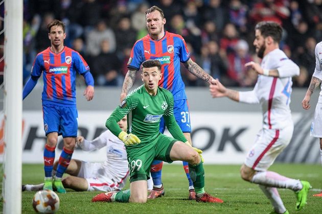 Plzeňský útočník Jakub Řezníček a jeho velká šance během utkání základní skupiny Evropské ligy s FCSB. Plzeň nakonec vyhrála 2:0 a slaví postup.