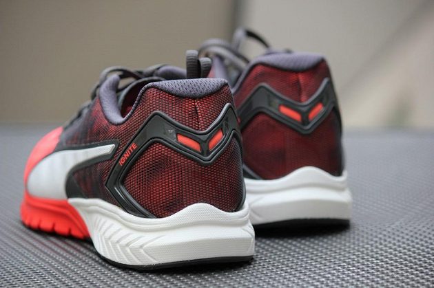 Puma Ignite Dual: Běžný pohled za světla ani neprozradí, že se pod síťovinou skrývá množství odrazek.