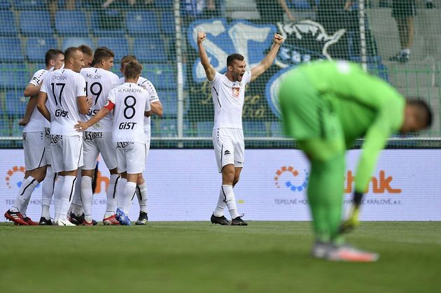Erik Prekop z Hradce Králové (vzadu vpravo) se raduje se spoluhráči z prvního gólu. V popředí je brankář Milan Knobloch z Liberce. Gól Votroků ale nakonec neplatil.