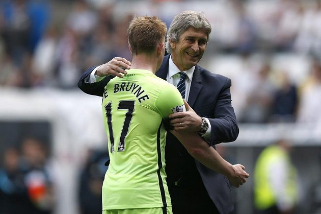 Trenér Manchesteru City Manuel Pellegrini a záložník Kevin De Bruyne se radují ze čtvrtého místa, které Citizens zaručuje účast v kvalifikaci Ligy mistrů.
