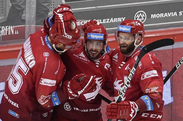 Hráči Třince se radují z třetího, vítězného gólu v prodloužení. Zleva Tomáš Marcinko, autor gólu Erik Hrňa a Martin Růžička.