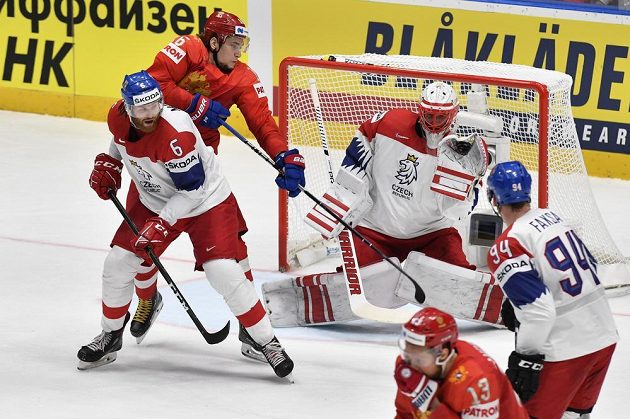 Zleva David Musil, Sergej Plotnikov z Ruska, český brankář Šimon Hrubec, Sergej Andronov z Ruska a Radek Faksa.