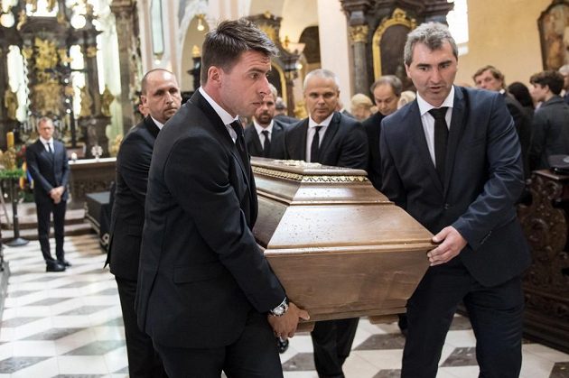 Vpředu s rakví Zdeněk Grygera a Jan Suchopárek.