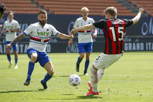 Fotbalista AC Milán Jens Petter Hauge (vpravo) dává gól do sítě Sampdorie v utkání italské ligy.