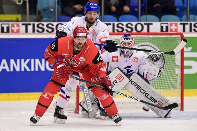Radek Smoleňák z Hradce Králové, Sinan Akdag z Mannheimu a brankář Mannheimu Johan Gustafsson v akci během osmifinále Ligy mistrů.