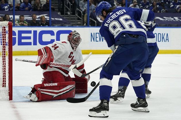 Gólman Caroliny Hurricanes Petr Mrázek (34) si poradil se střelou Nikity Kučerova z Tampy Bay Lightning v utkání play off NHL.
