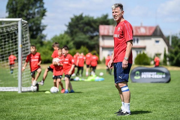 Trenér fotbalové reprezentace Jaroslav Šilhavý během tréninku s dětmi z fotbalové školy Petra Čecha
